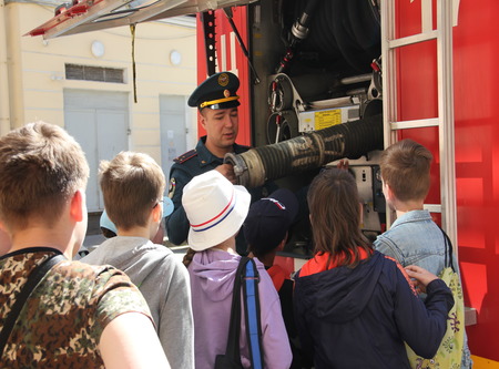 Для воспитанников детских лагерей организуются экскурсии в пожарные части