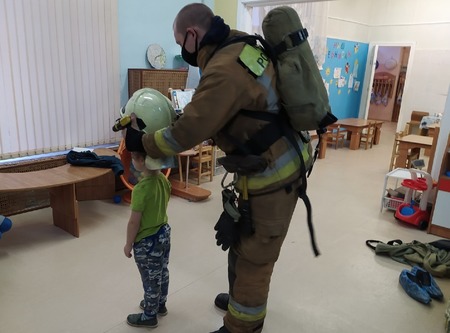 В гости к воспитанникам детского сада пришёл настоящий пожарный 